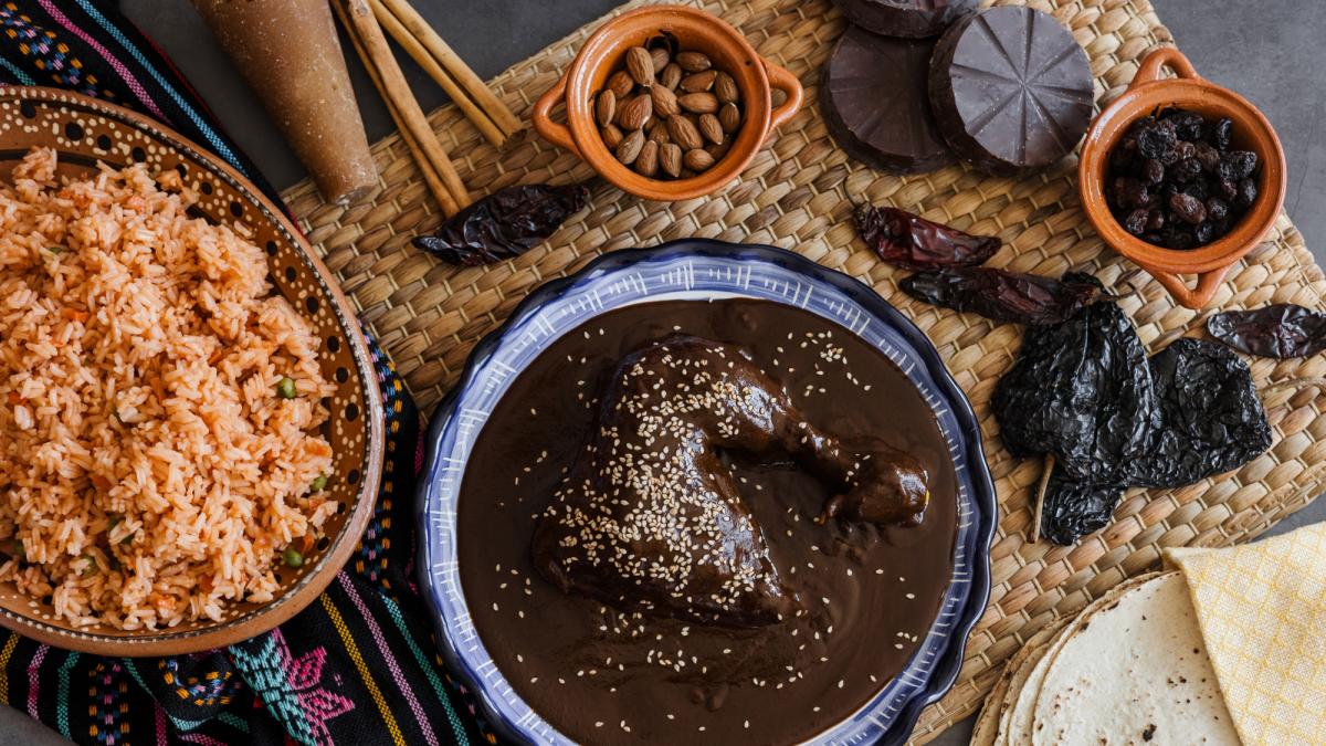 El mole de guajolote de “Tita”: la receta de “Como agua para chocolate” ideal para las fiestas decembrinas